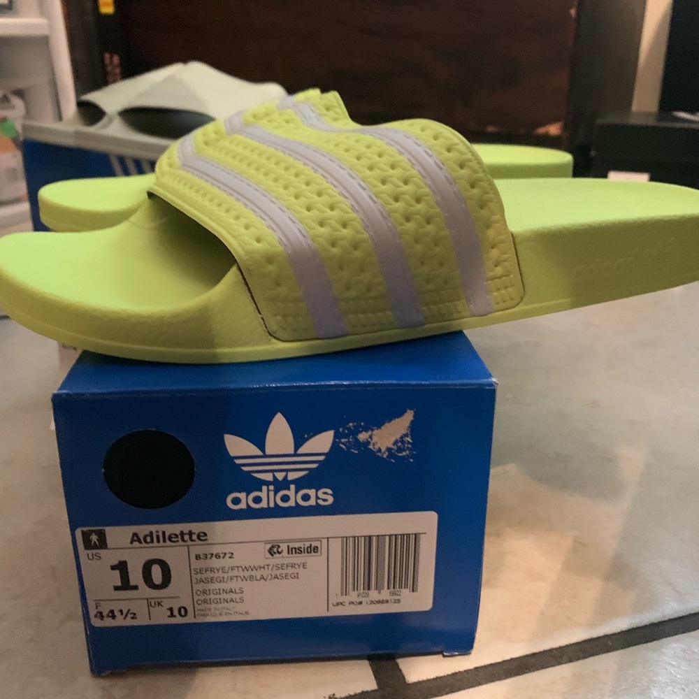 ADILETTE ADIDAS SLIDES SIZE 10 YELLOW
